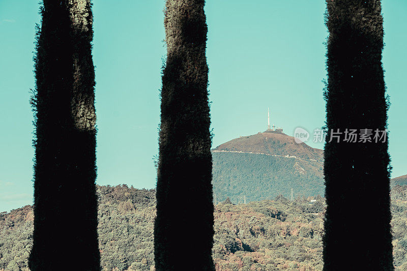 Puy de Dome，法国奥弗涅，有树